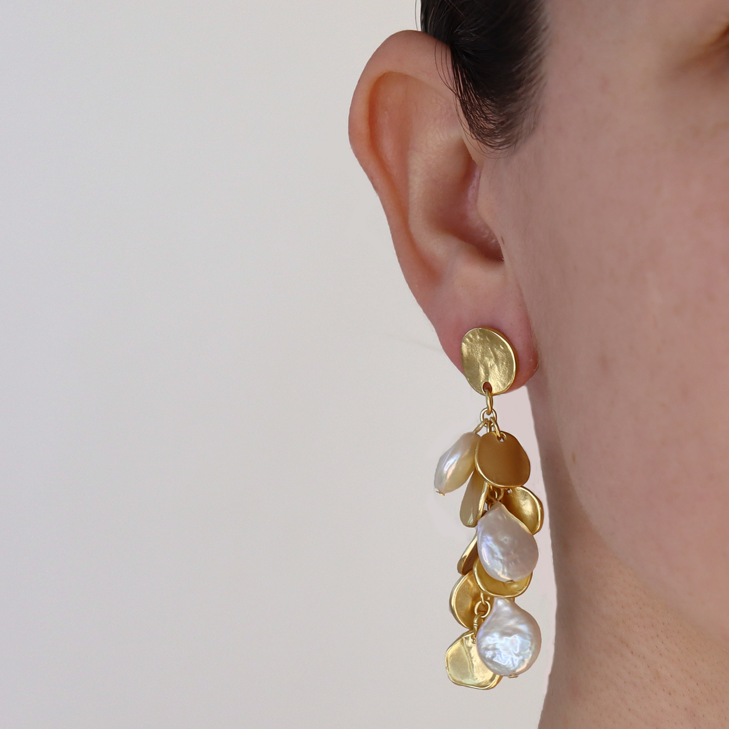 KARINE SULTAN - Coin and flat pearl chandelier drop earring: Gold