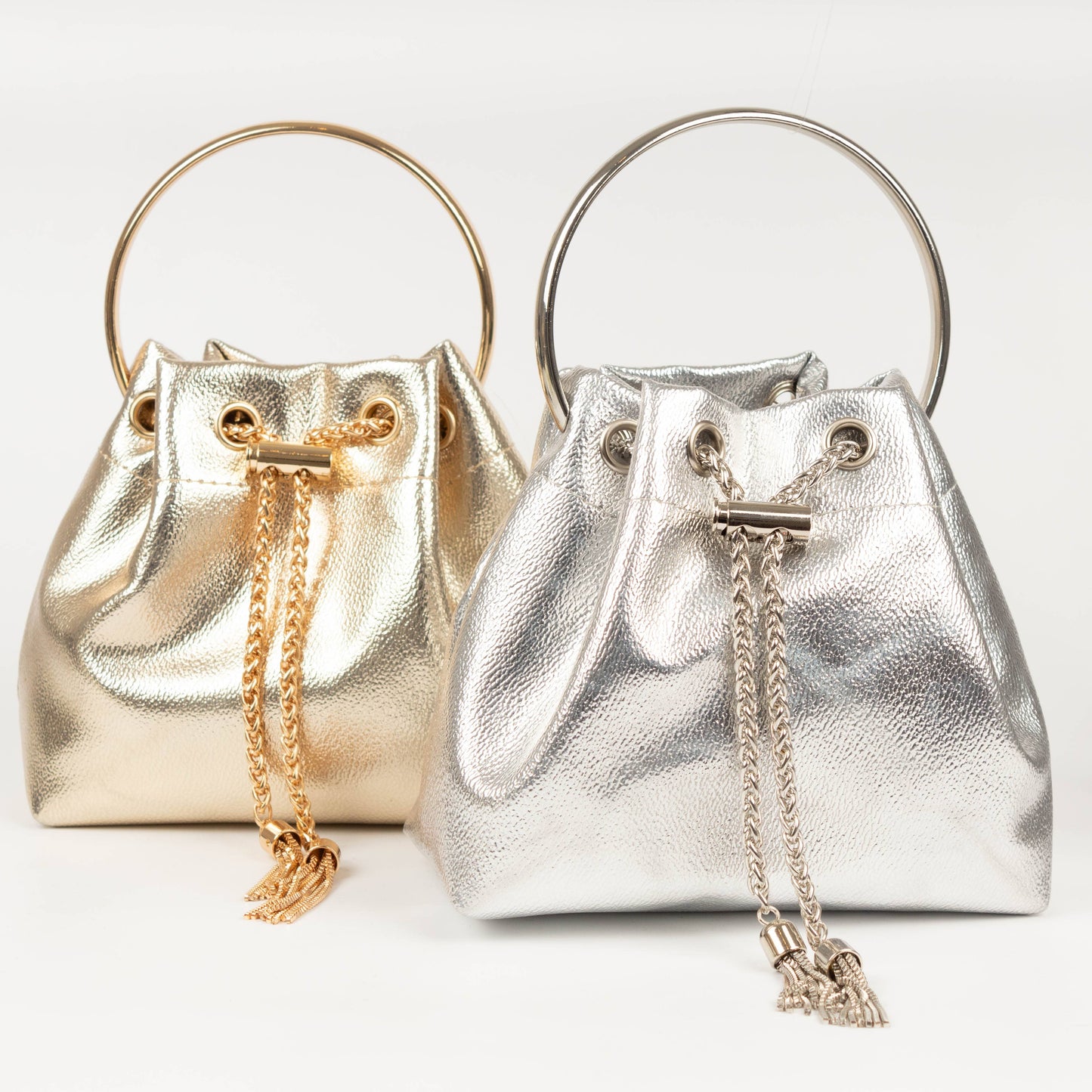PEACH ACCESSORIES - A0518 Sophisticated Metallic Bucket Handbag with Chain: Silver