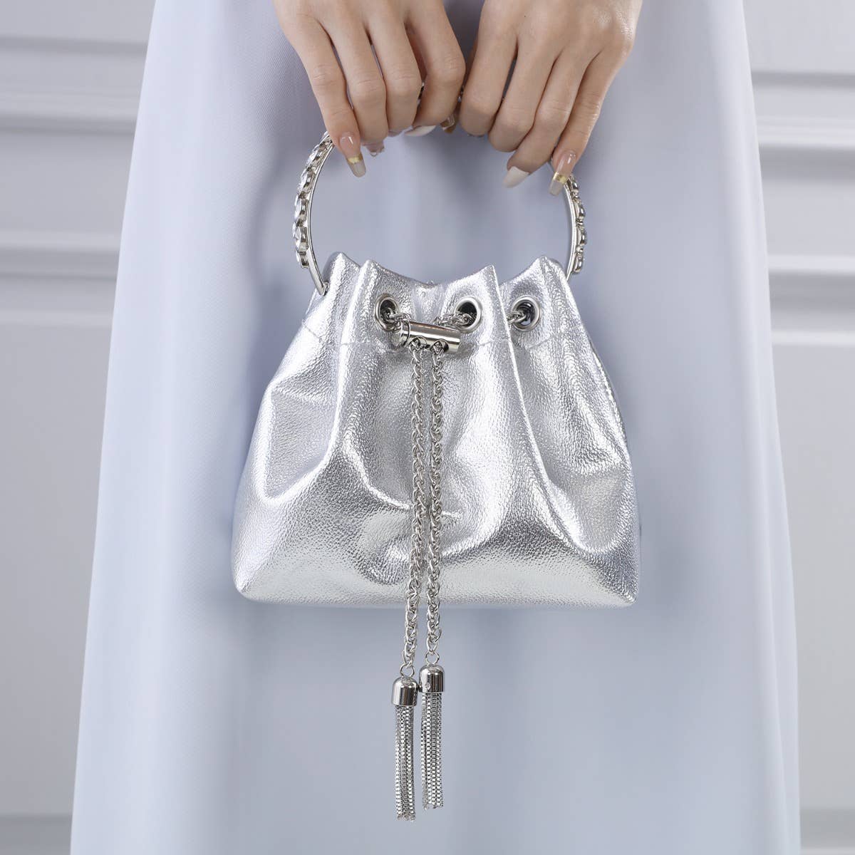 PEACH ACCESSORIES - A0518 Sophisticated Metallic Bucket Handbag with Chain: Silver