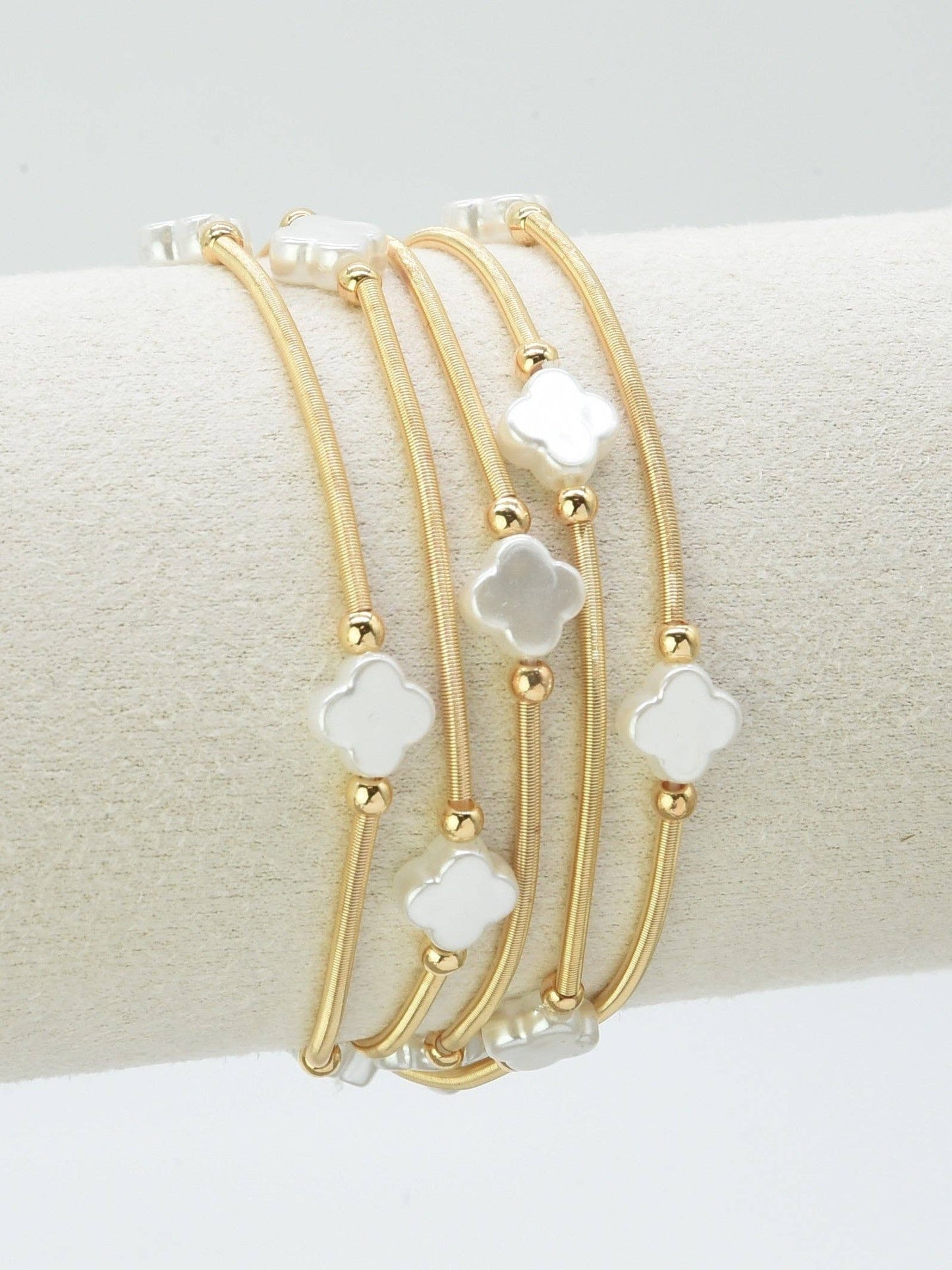 What's Hot - Set of 5 Gold Stretch with Glass Shell Clover Stretch Bracelets