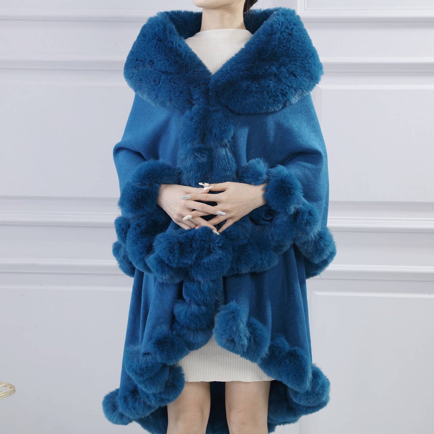 PEACH ACCESSORIES - PE371 Double layer faux fur trimmed capes: Black