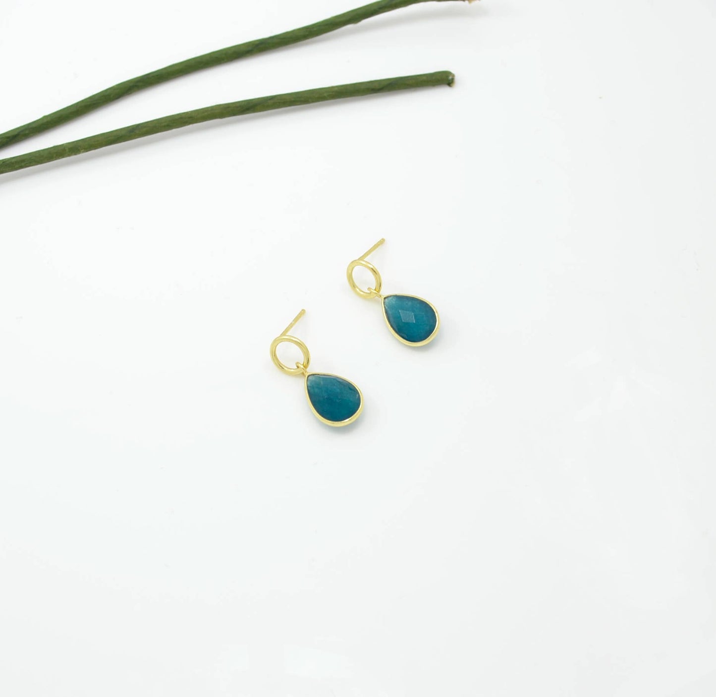 Schmuckoo Berlin - Circle Post Earrings Gold Plated Silver 925 - Neon Blue Jade