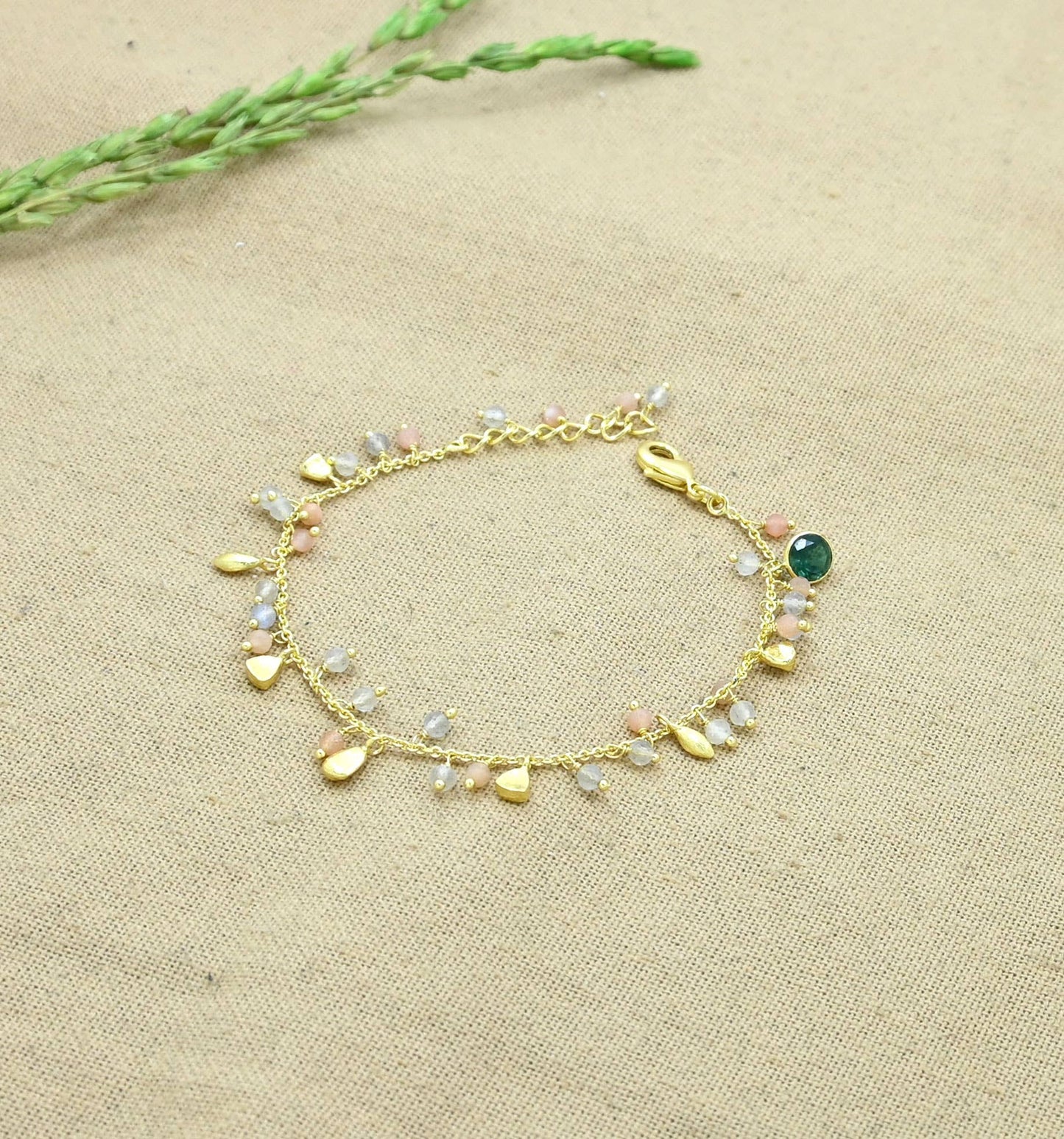 Schmuckoo Berlin - Gold Charms Bracelet - Peach Moonstone & Labradorite