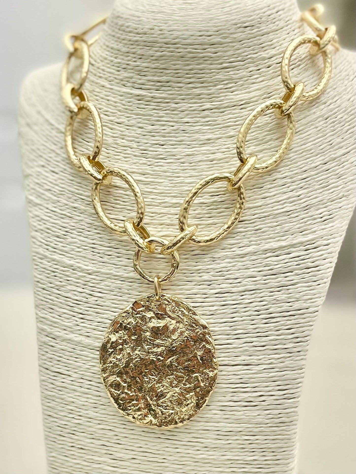 TWO FORTY TWO - CHIC - Hammered Chain w/Pendant (gold) NK621