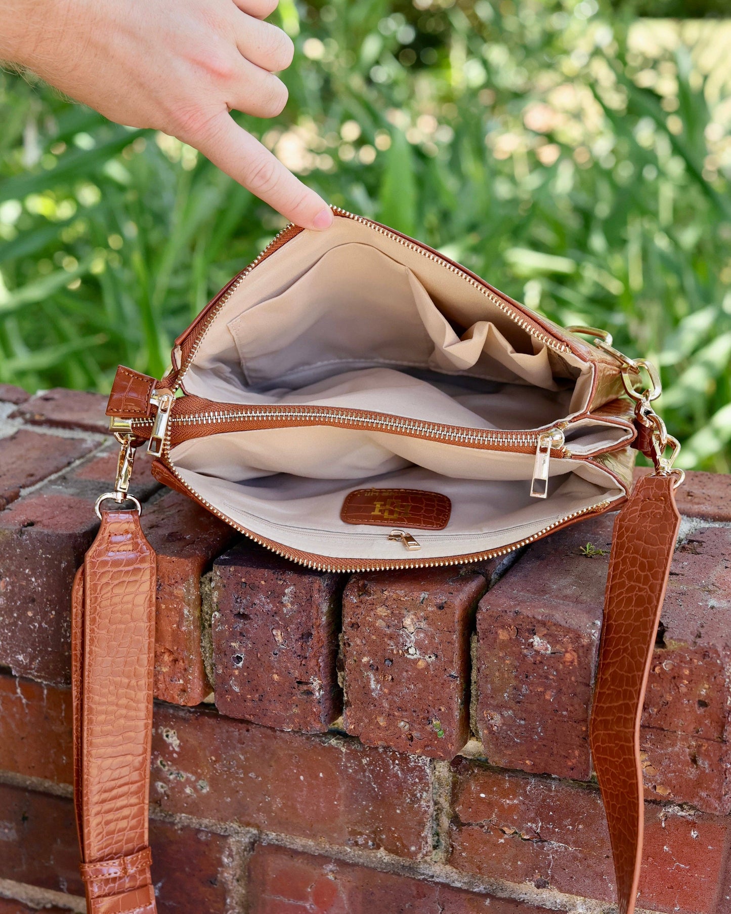 Caroline Hill - Ariana Crossbody Saddle EC: Default