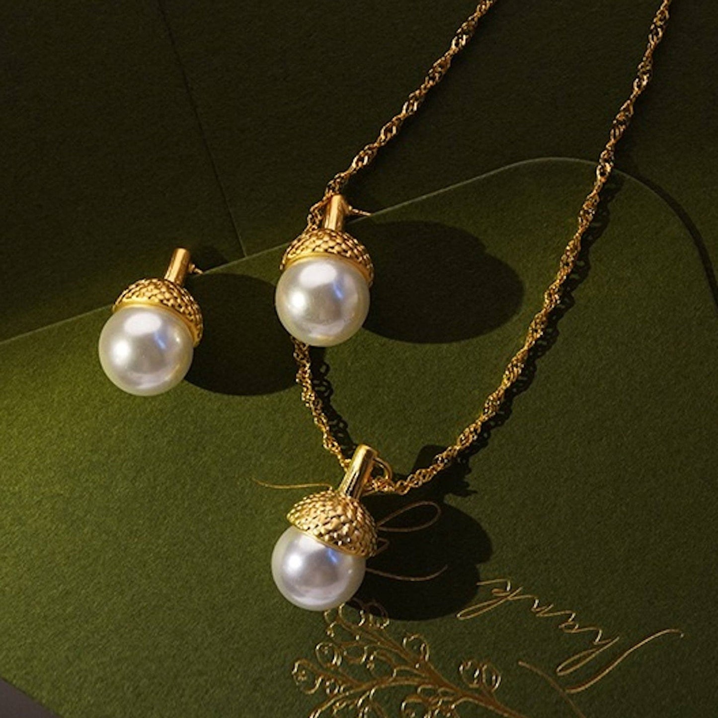 Cici’De Jewelry Amsterdam - Vintage Style Pinecone Necklace n Earrings: Necklace