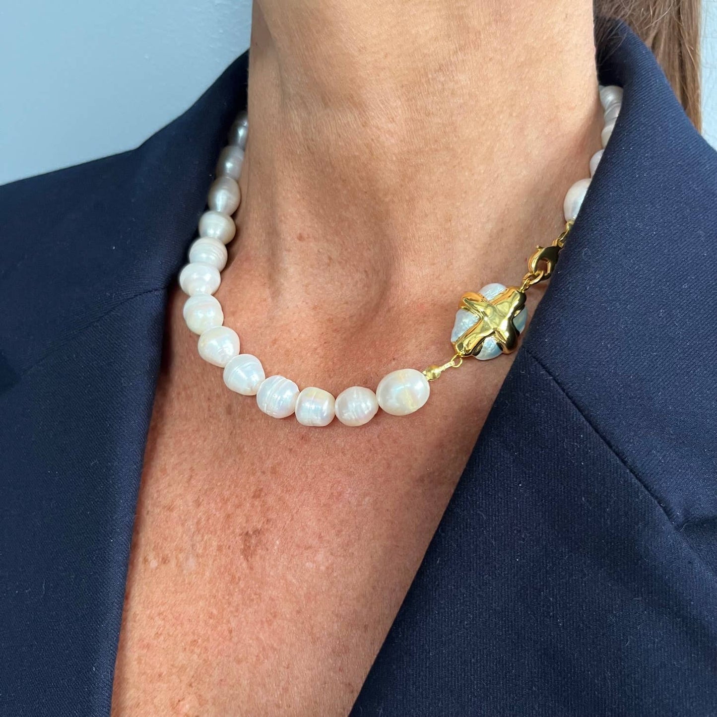 KARINE SULTAN - White pearl strand necklace with large center pearl