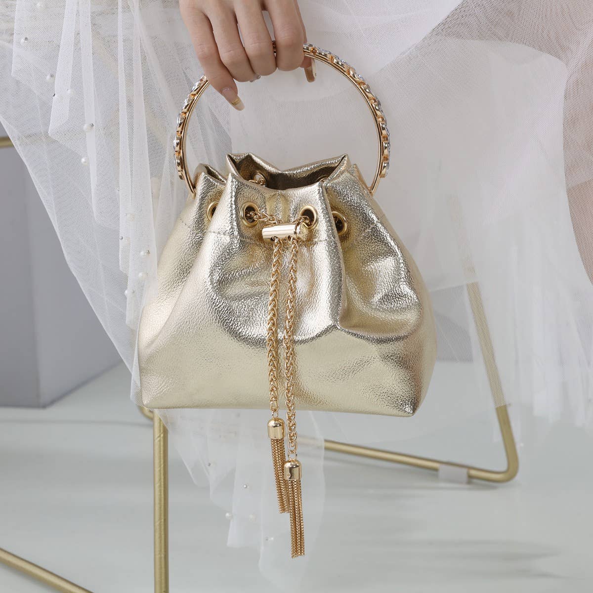 PEACH ACCESSORIES - A0518 Sophisticated Metallic Bucket Handbag with Chain: Silver