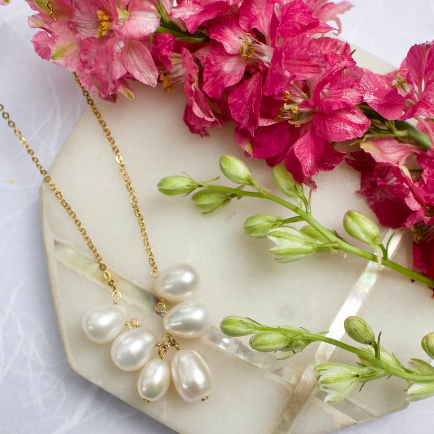 a.v. max - Pearl Cluster Necklace: White