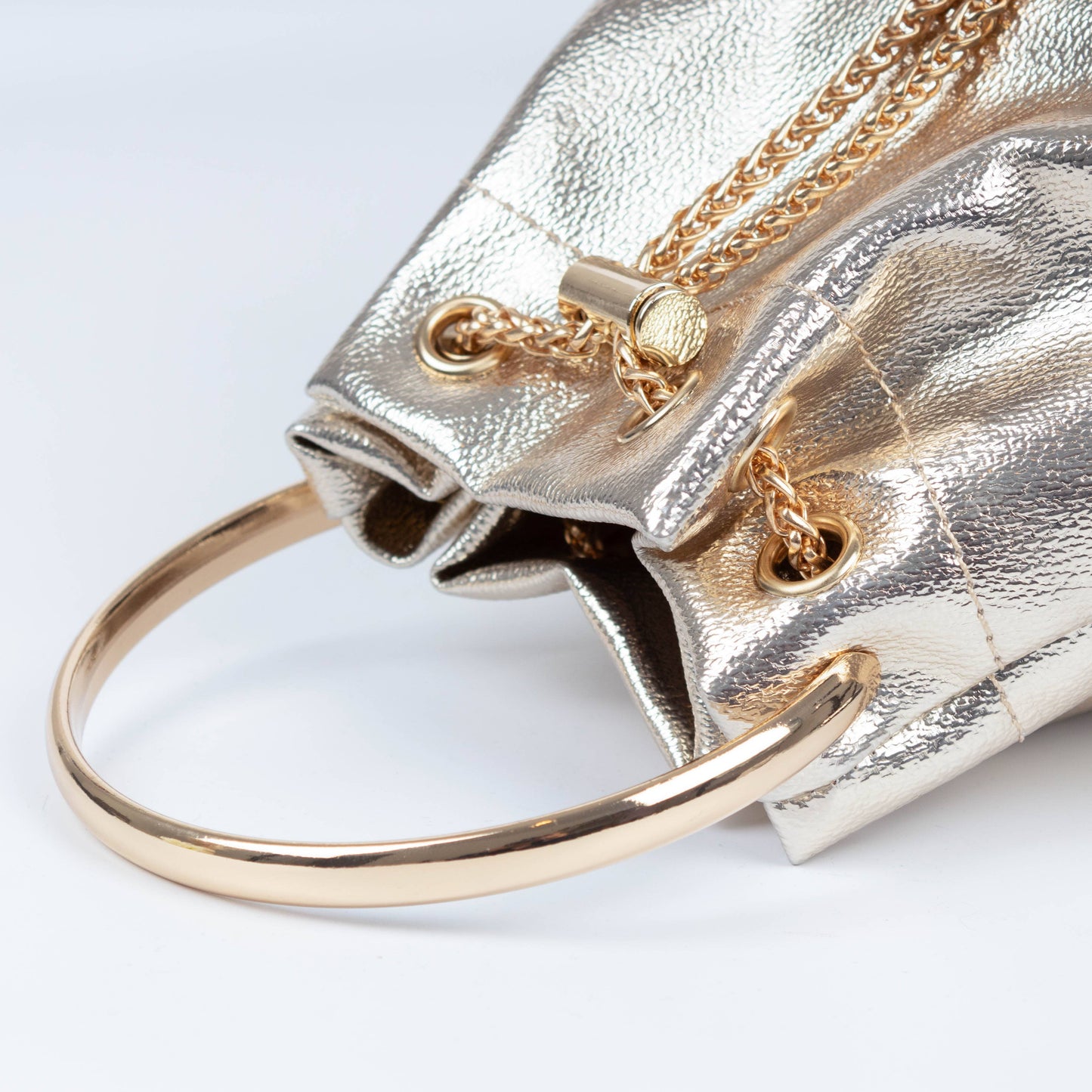 PEACH ACCESSORIES - A0518 Sophisticated Metallic Bucket Handbag with Chain: Silver