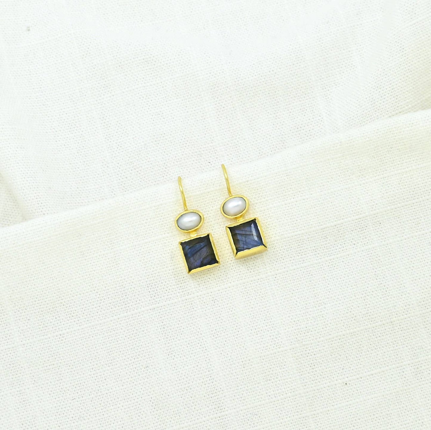Schmuckoo Berlin - Oval Pearl & Square Labradorite Earrings Gold