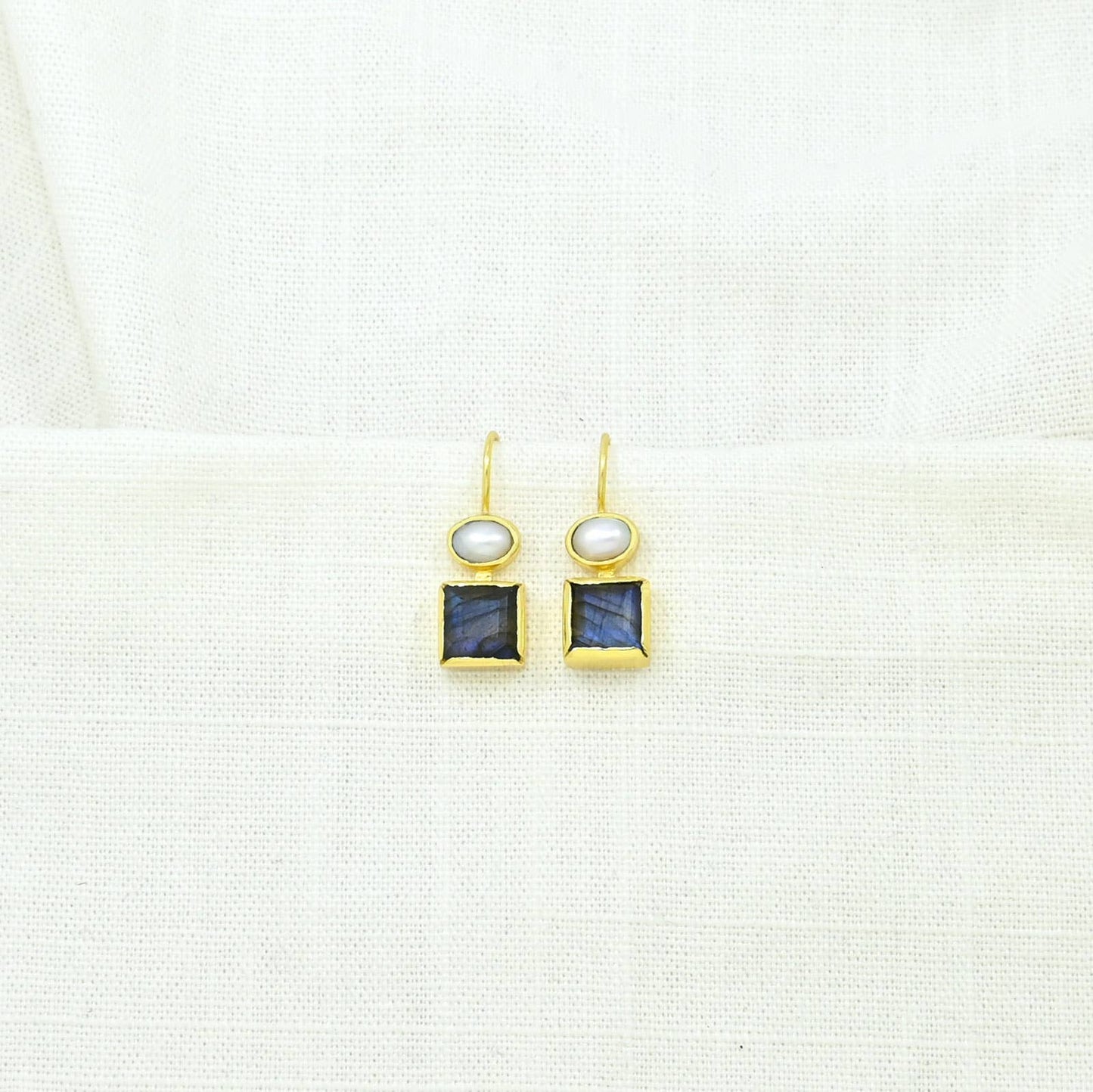 Schmuckoo Berlin - Oval Pearl & Square Labradorite Earrings Gold