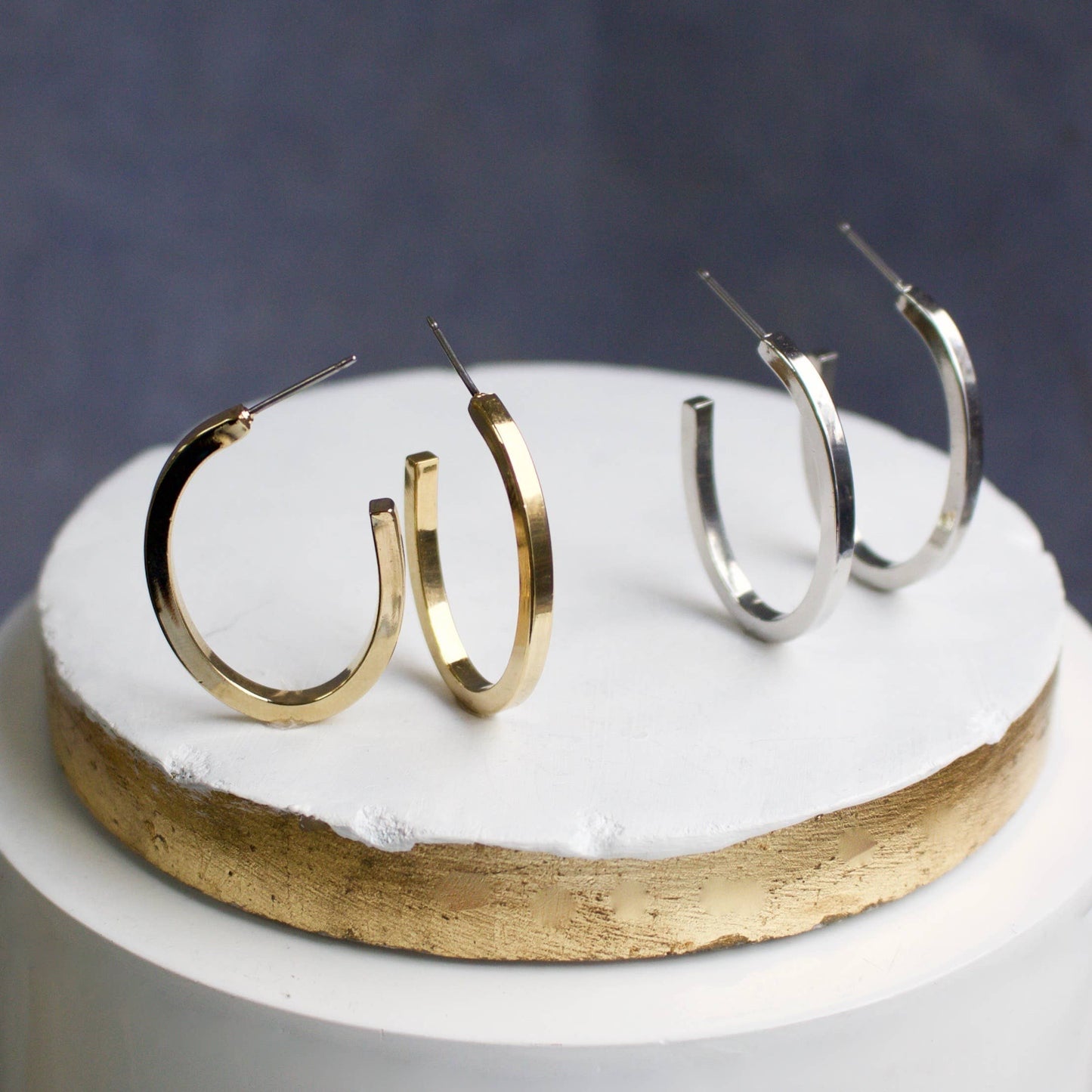 a.v. max - Siena Flat Hoops: Gold