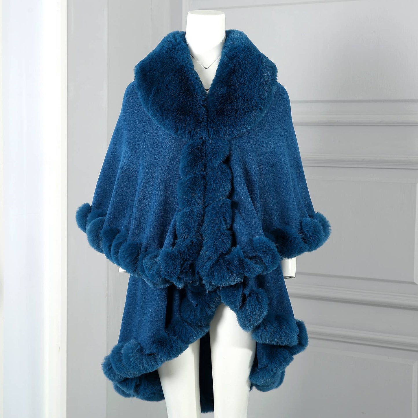 PEACH ACCESSORIES - PE371 Double layer faux fur trimmed capes: Black