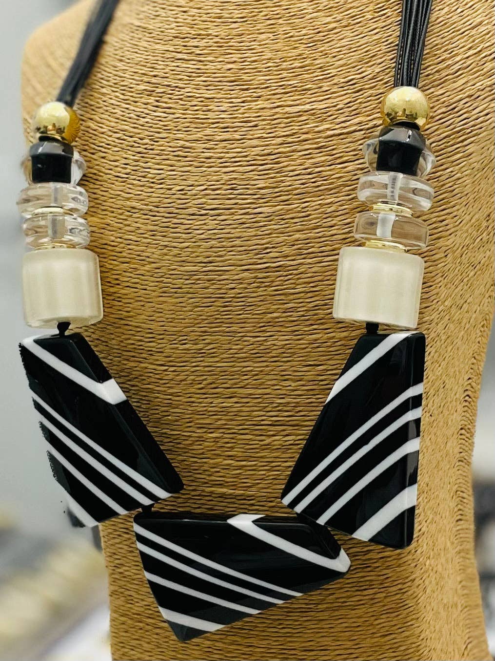 TWO FORTY TWO - CHIC - Black-White Plaque Design (black/white) NK231