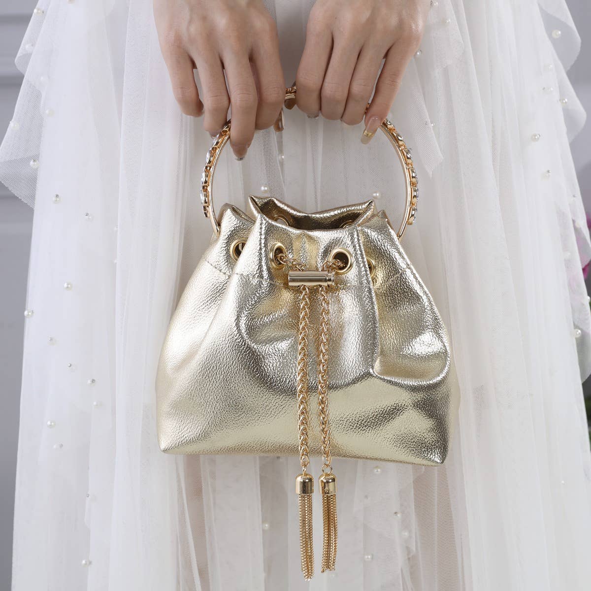 PEACH ACCESSORIES - A0518 Sophisticated Metallic Bucket Handbag with Chain: Silver