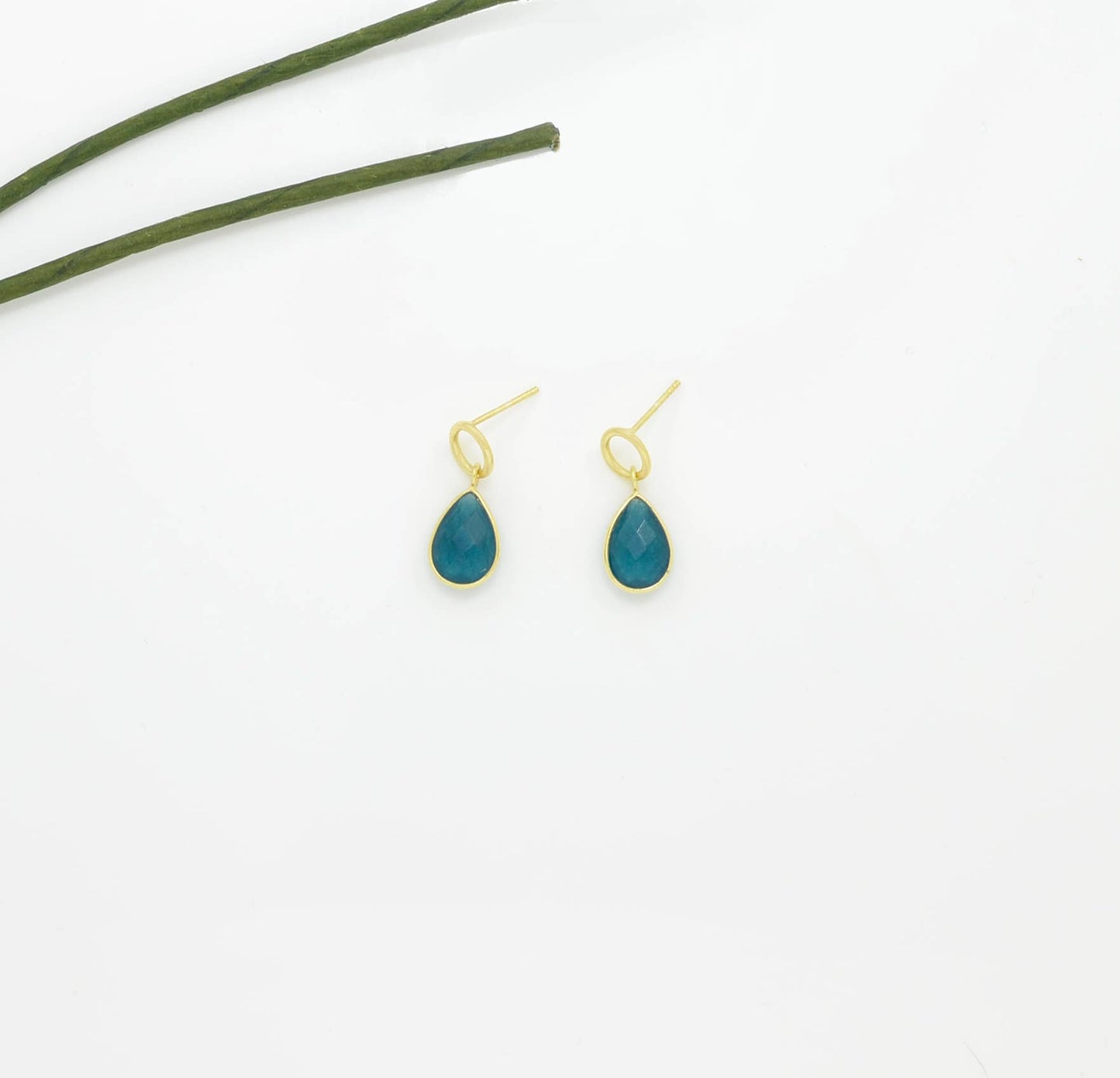 Schmuckoo Berlin - Circle Post Earrings Gold Plated Silver 925 - Neon Blue Jade