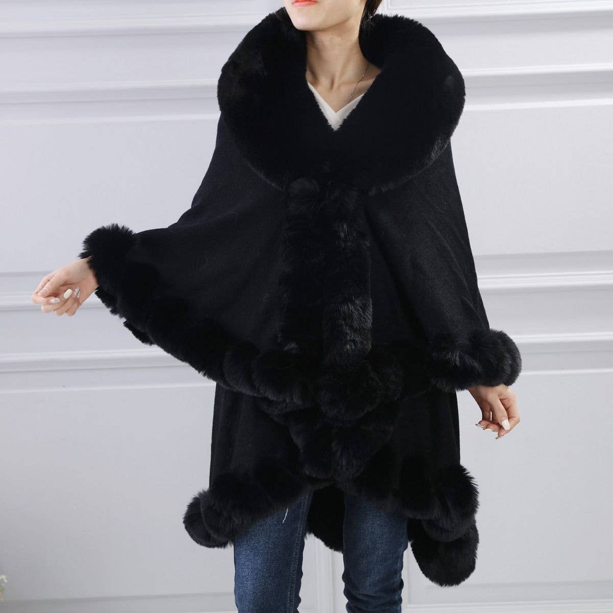 PEACH ACCESSORIES - PE371 Double layer faux fur trimmed capes: Black
