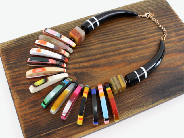 Pretty Persuasions - N25261 Bold Color Fiesta Polyresin Statement Necklace: 01 Ball