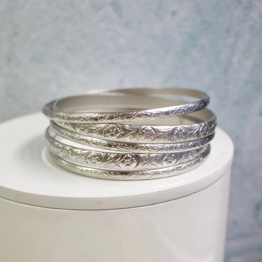 a.v. max - 5pc Floral Bangle Set: Matte Gold