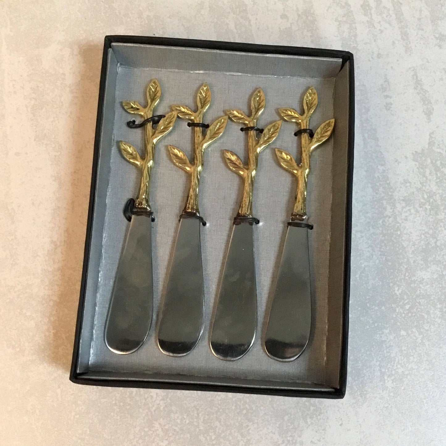 India Handicrafts Inc - S.S. & Gold Leaf Bud Handle Spreaders, Set of 4