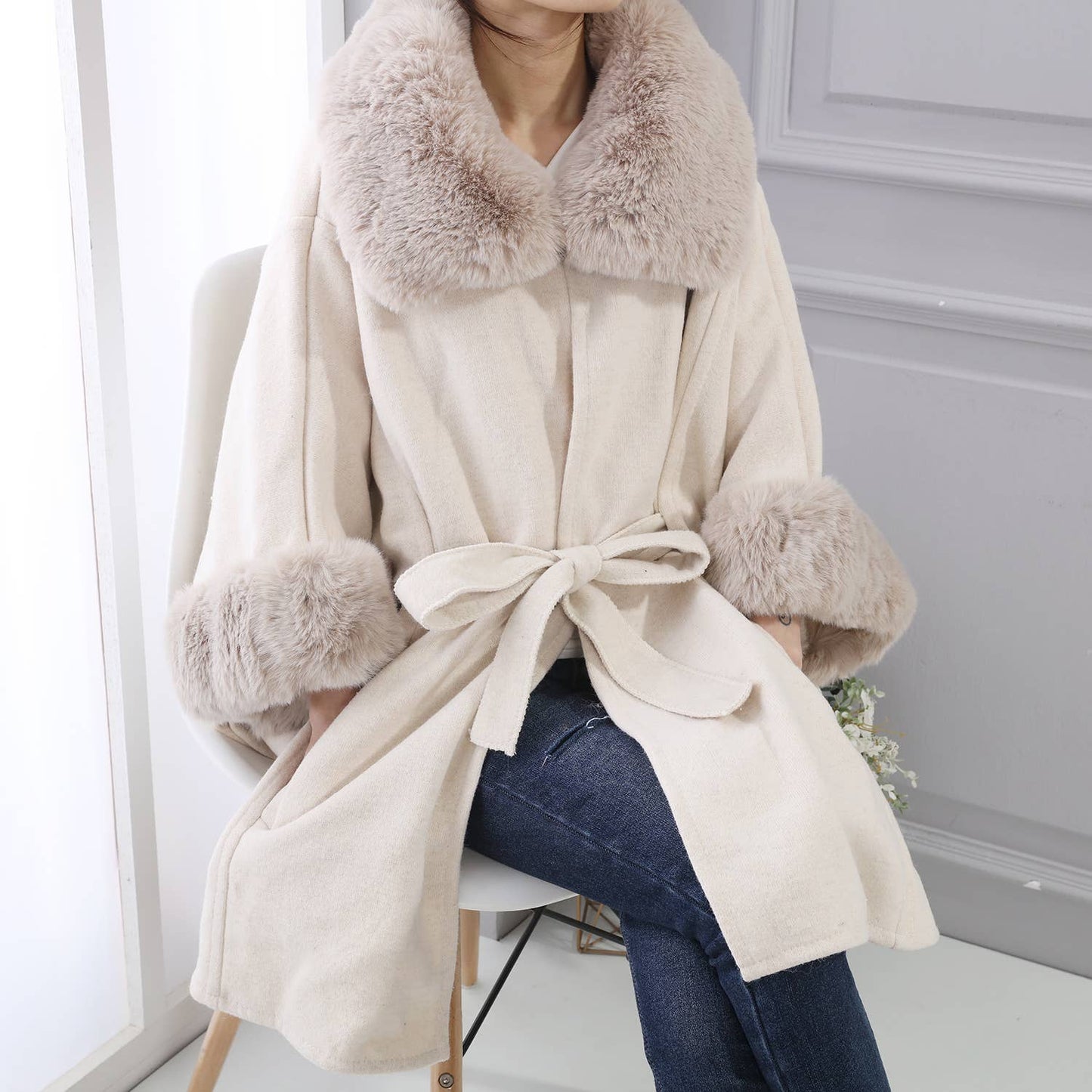 PEACH ACCESSORIES - Pe339 Faux fur poncho: Beige