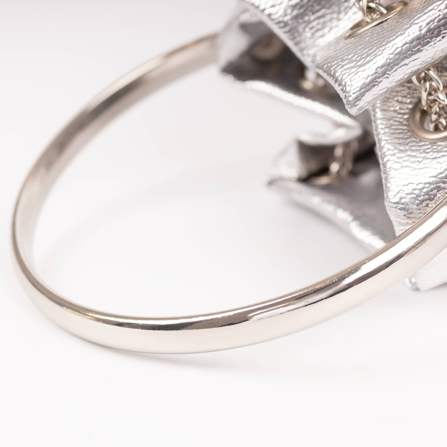 PEACH ACCESSORIES - A0518 Sophisticated Metallic Bucket Handbag with Chain: Silver