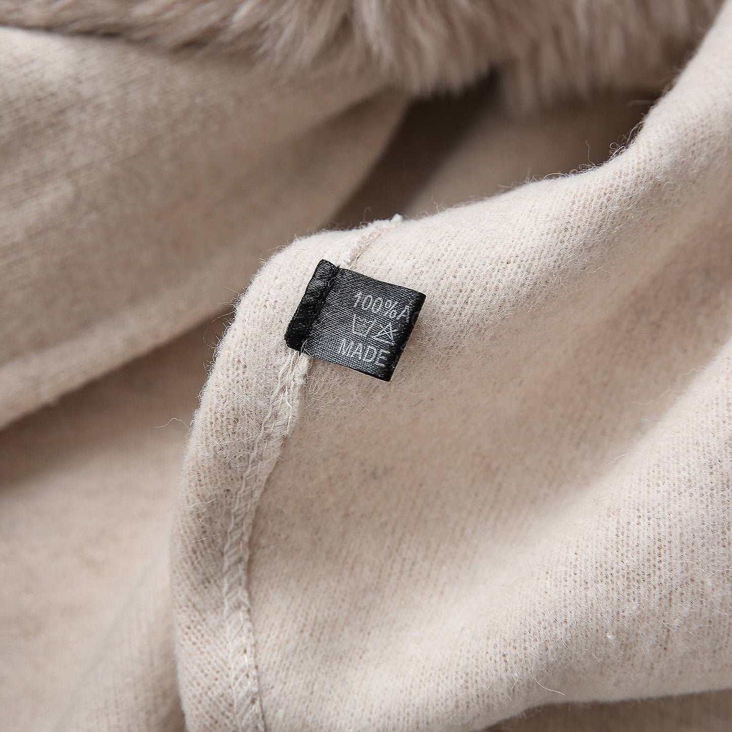 PEACH ACCESSORIES - Pe339 Faux fur poncho: Beige
