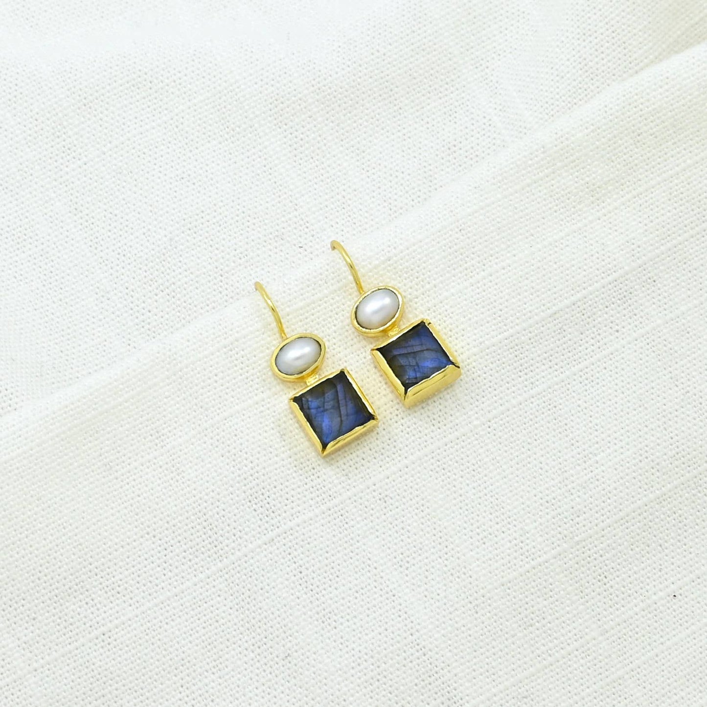 Schmuckoo Berlin - Oval Pearl & Square Labradorite Earrings Gold