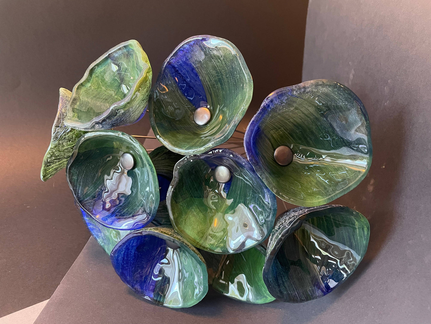 CARNEOL GLASS - Bucket of Dark-blue- green glass flowers for outside 10+2