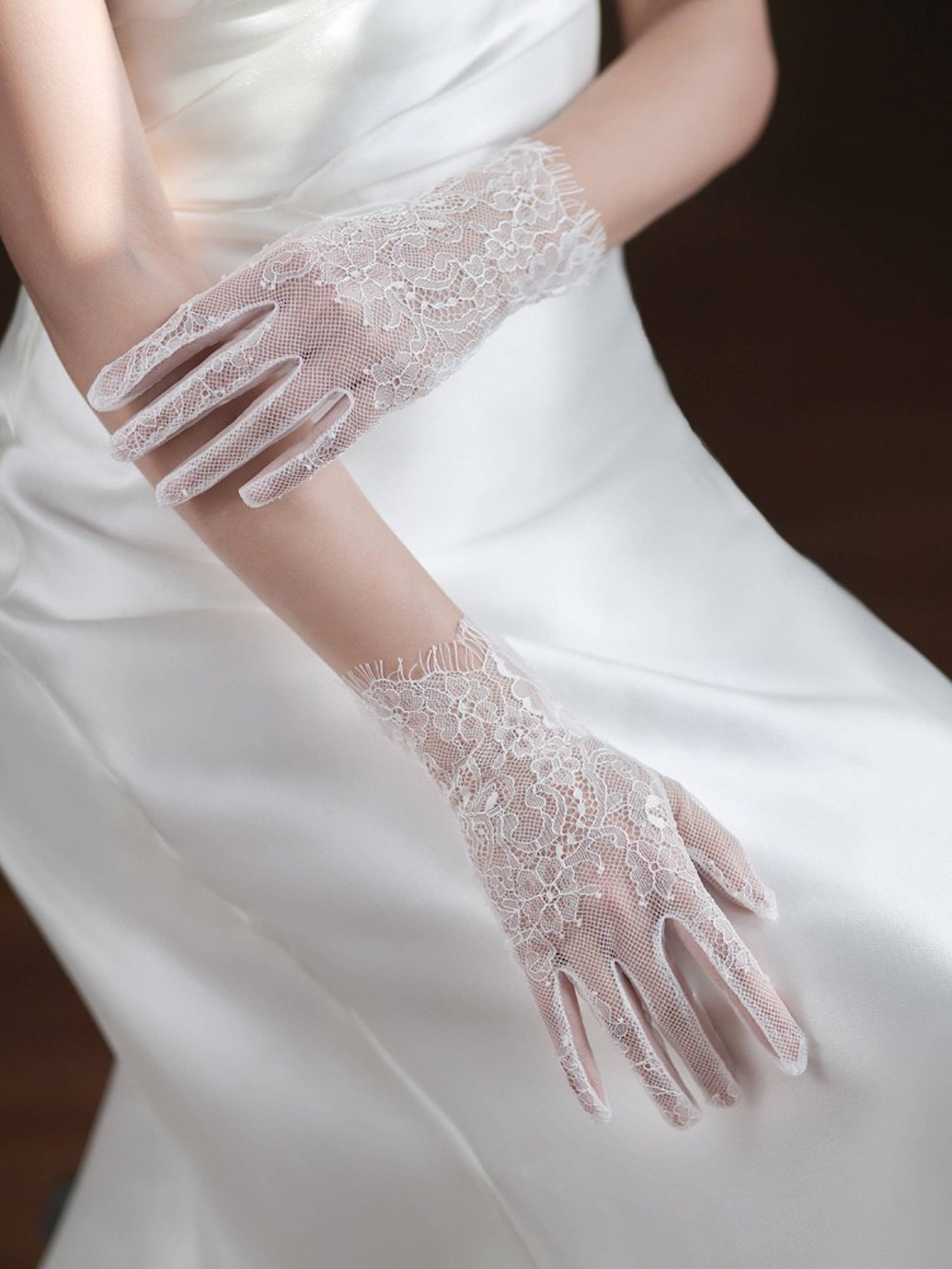 Cici’De Jewelry Amsterdam - Delicate White Lace Net Bridal Gloves-For slim hands