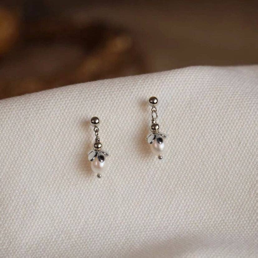 Haengseongworkshop - Korean Fashion Elegant 4-5mm AAA Freshwater Pearls Flower Earrings