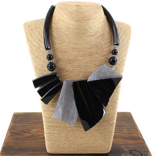 Pretty Persuasions - N25002 Chunky Geo Polyresin Statement Necklace: 01 Brown