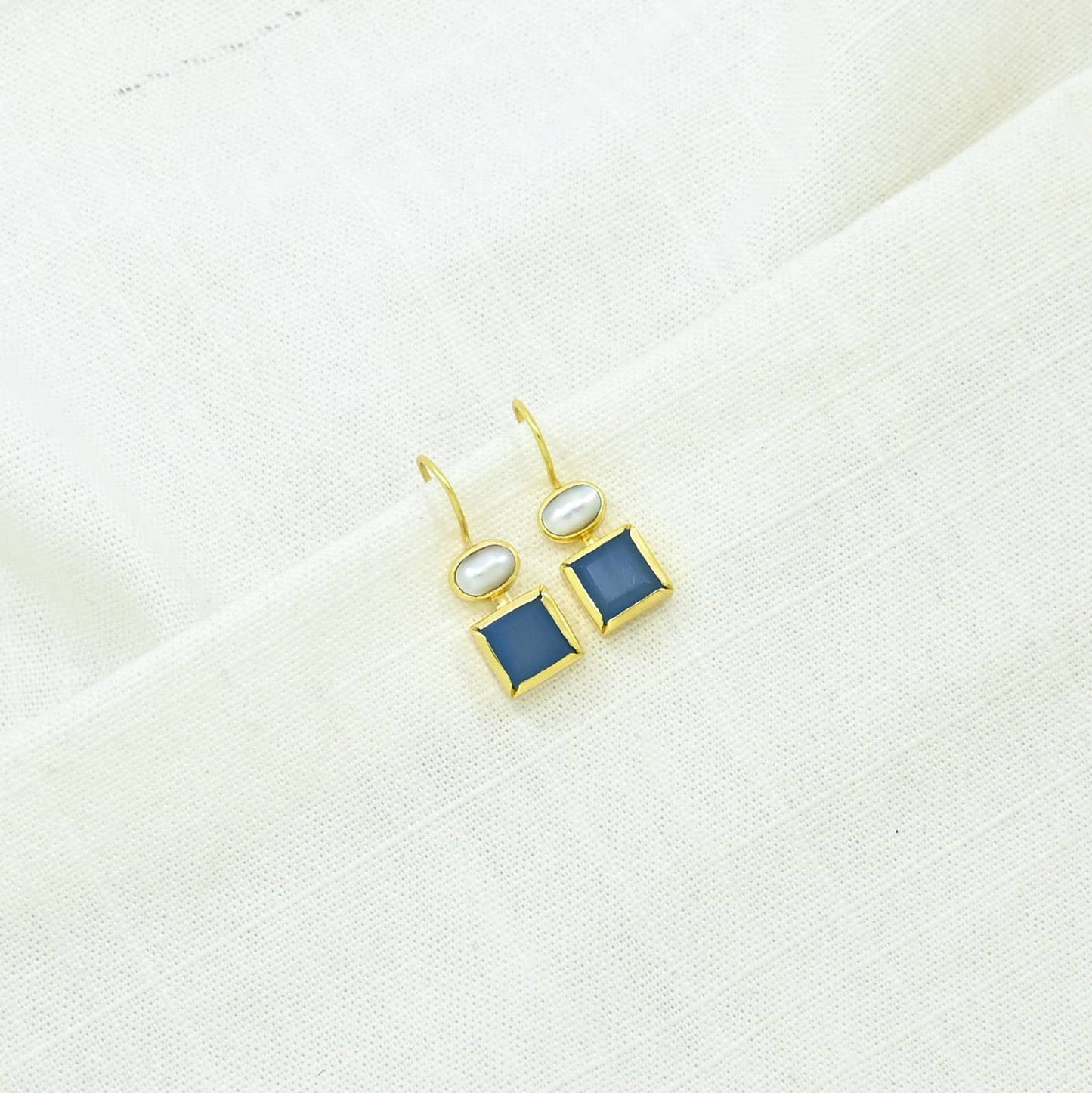 Schmuckoo Berlin - Oval Pearl & Square Blue Chalcedony Earrings Gold