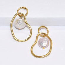 Load image into Gallery viewer, KARINE SULTAN - Organic link and flat pearl drop earring