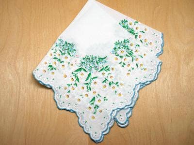 MOMENTS IN THYME - Guardian Angel Hanky Card: Daisy pink