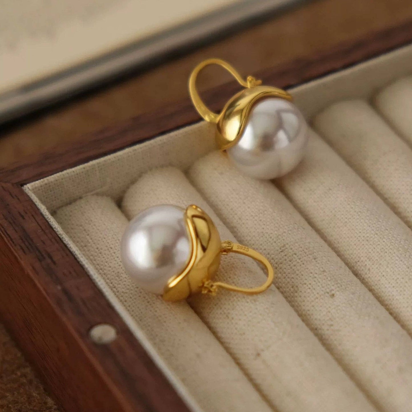 Cici’De Jewelry Amsterdam - Chic Modern Vintage Pearl Drop Earrings