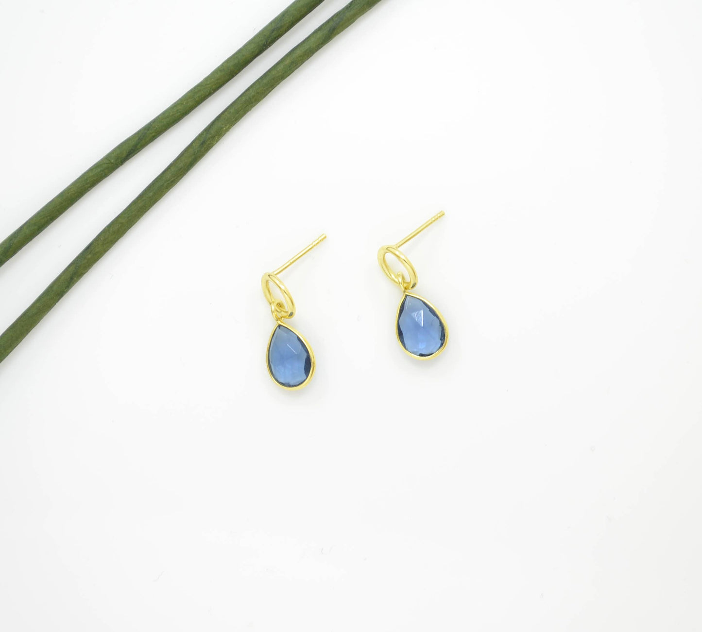 Schmuckoo Berlin - Circle Post Earrings Gold Plated Silver 925 - Blue Iolite