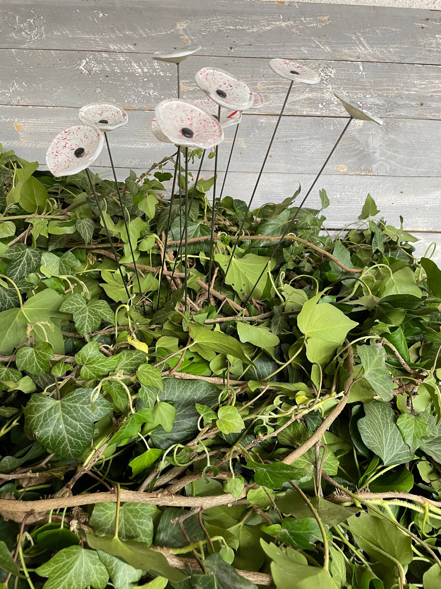 CARNEOL GLASS - Small Glass Flower For Inside In White-Red