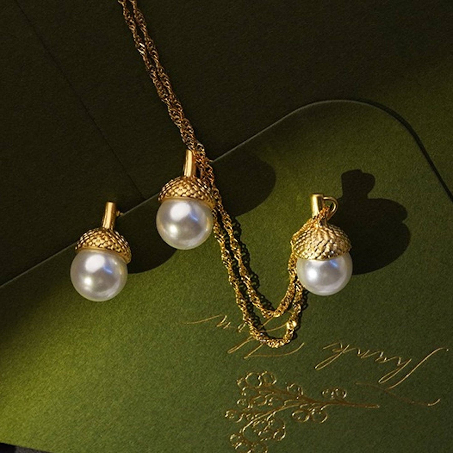 Cici’De Jewelry Amsterdam - Vintage Style Pinecone Necklace n Earrings: Necklace