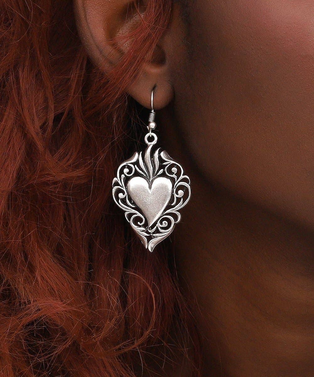 AVENS - Handmade silvertone heart earrings