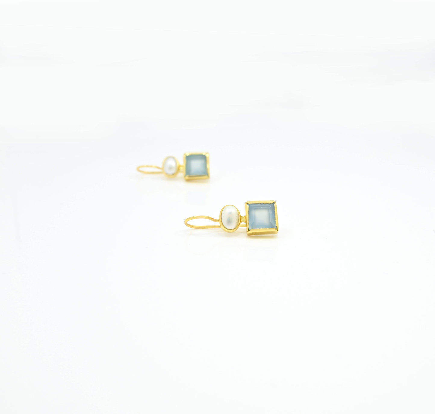 Schmuckoo Berlin - Oval Pearl & Square Blue Chalcedony Earrings Gold