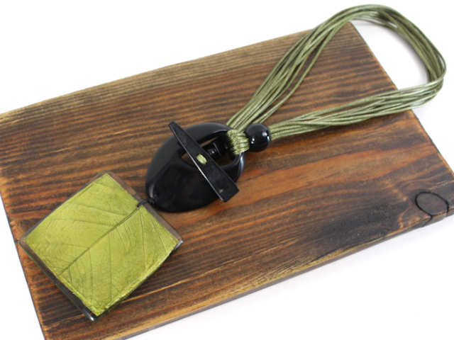 Pretty Persuasions - N25371 Bold Geo Polyresin Multi-Cord Statement Necklace: 01 Olive/Black