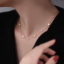 Load image into Gallery viewer, Cici’De Jewelry Amsterdam - Elegant MOP lucky clover and natural freshwater pearls beads