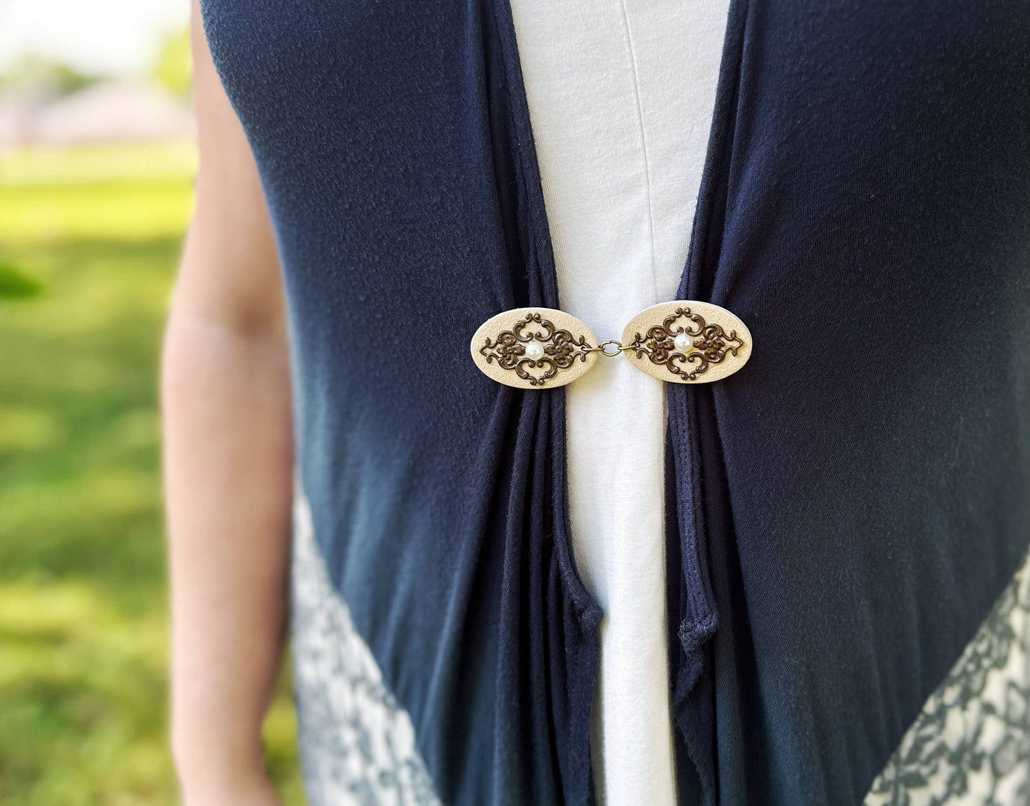 KardiKlips - Bronze on Beige Romantic KardiKlip: Squared-off Diamonds