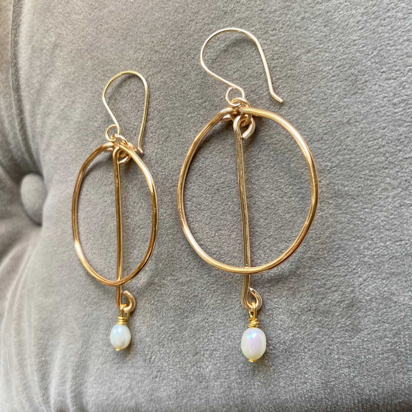 Marble Designs Jewelry - Gold Hammered Hoop Earrings Drop Bar  AAA Grade Pearl: Silver Metal