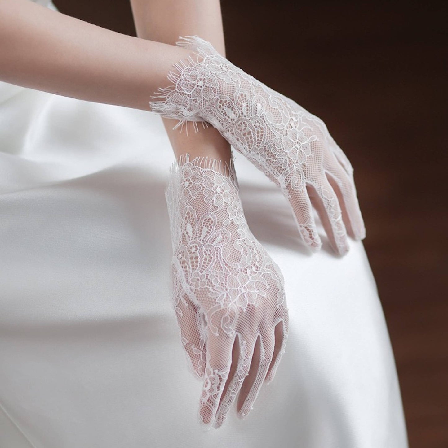 Cici’De Jewelry Amsterdam - Delicate White Lace Net Bridal Gloves-For slim hands