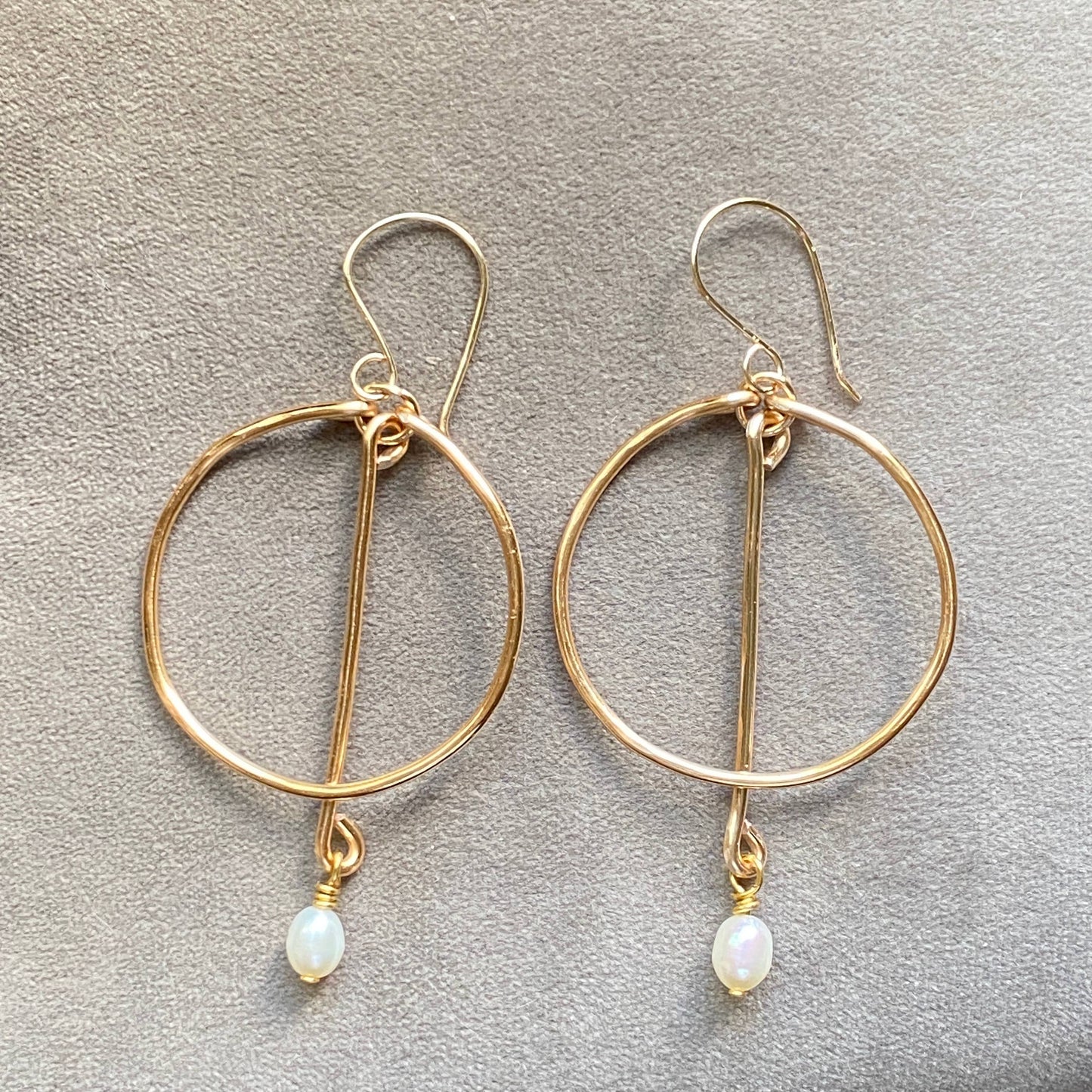 Marble Designs Jewelry - Gold Hammered Hoop Earrings Drop Bar  AAA Grade Pearl: Gold Metal