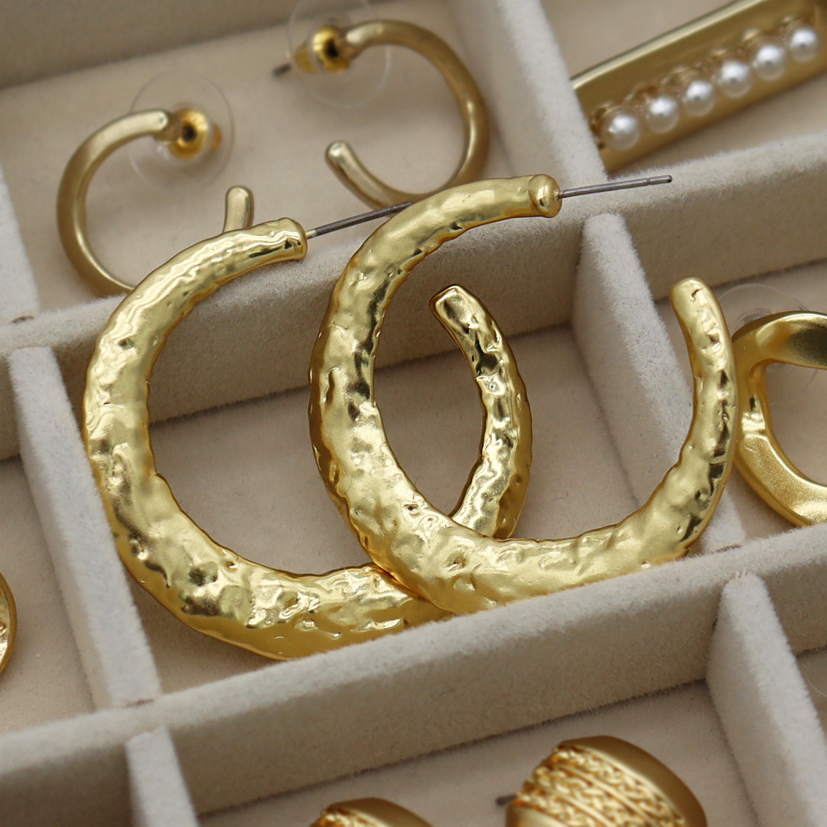 KARINE SULTAN - Textured every day hoop earrings: GOLD