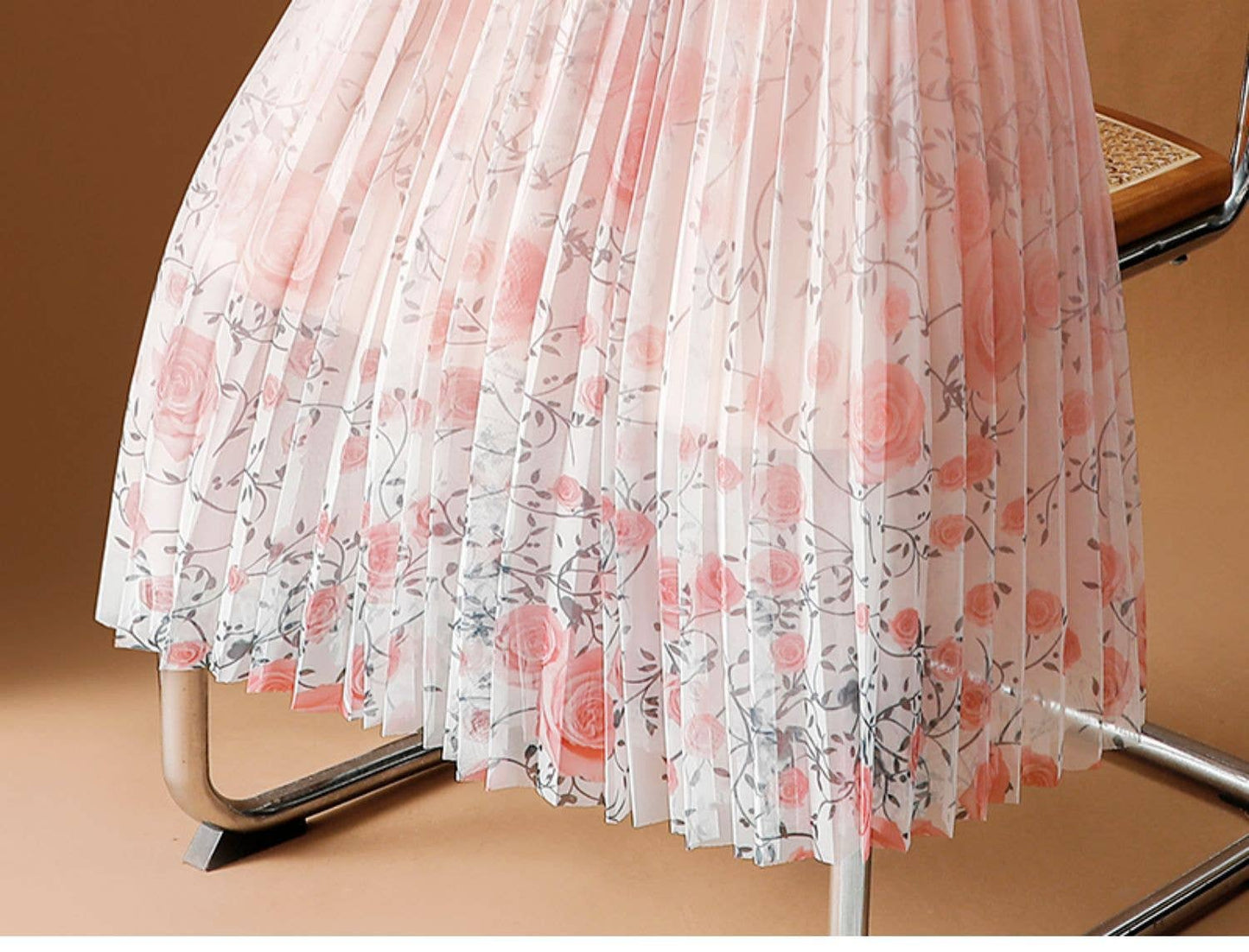PEACH ACCESSORIES - Roses Flowers Pleated Midi Skirt SK204: Cream